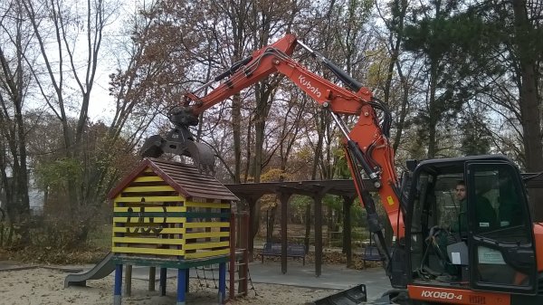 Spielplatz Freizeitpark_Abriss Häuschen (2).jpg