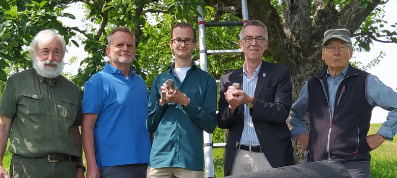 Das Team Vogelschutz mit Steinkäuzchen.