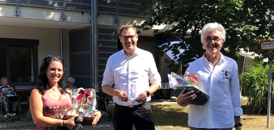 Bürgermeister SEitz mit Axel Lorth und Katja Gorol nach einem Straßenkonzert vor dem Seniorenheim. Er hat sich mit Geschenken bedankt.