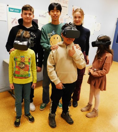 Kinder mit VR-Brillen.