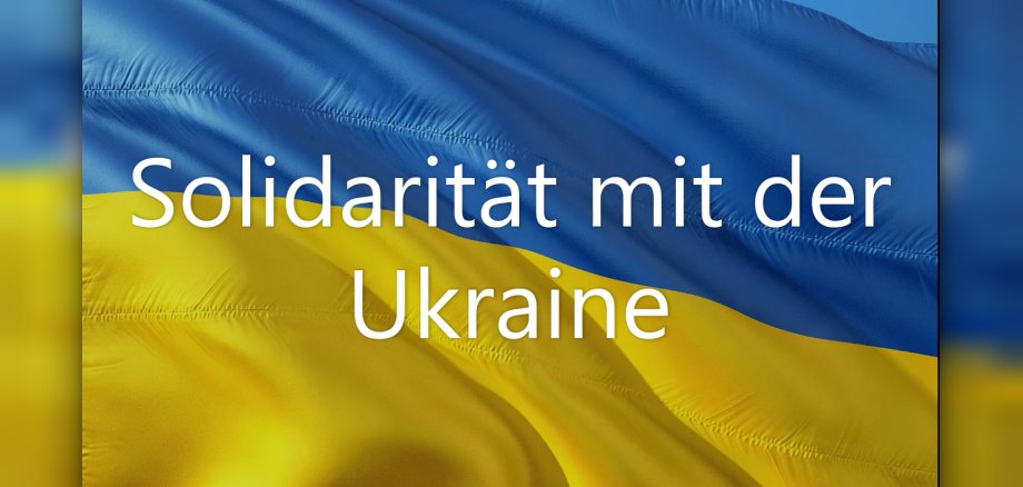 Die Flagge der Ukraine mit der Aufschrift: Solidarität mit der Ukraine.
