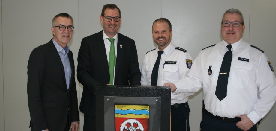 Andreas Dicke, neuer Leiter der Polizeistation Hofheim, mit Stellvertreter bei Bürgermeister Seitz und Franz Jirasek im Krifteler Rathaus.