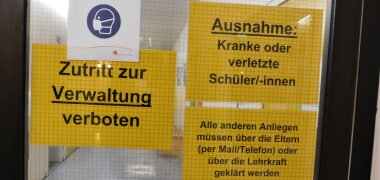 Warnschilder vor den Lehrerbüros.