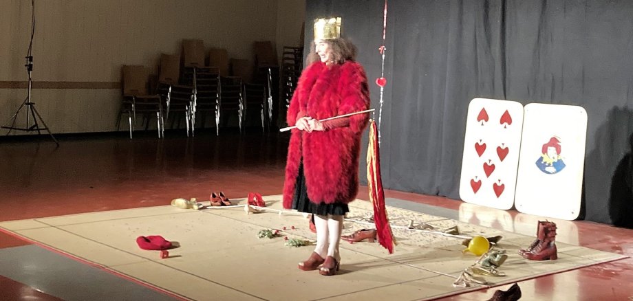 Liora Hilb als König verkleidet in der Aula der WGS: