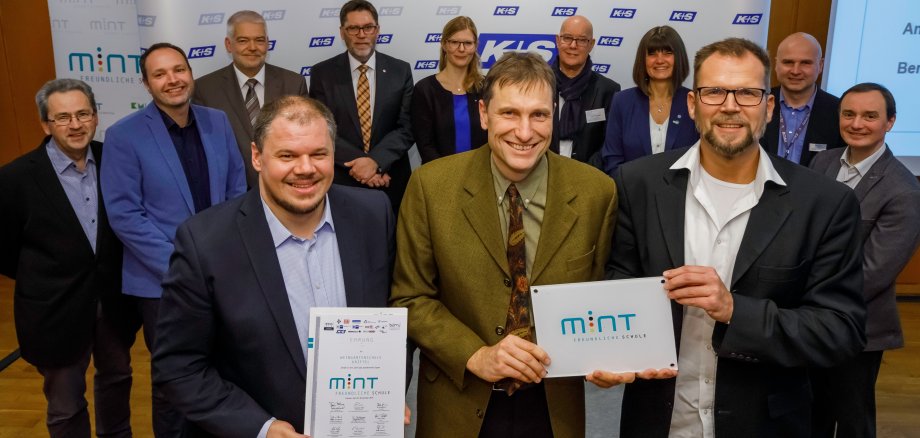 Die drei Lehrer Alexander Heyd, Christian Büchi und Dr. Christoph Richter mit dem MINT-Zertifikat bei der feierlichen Übergabe in Kassel.