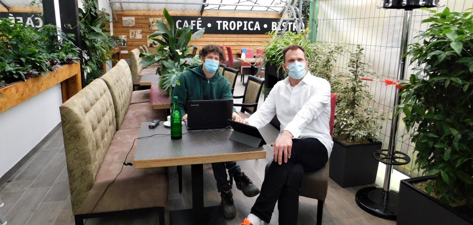 Lehrer Dr. Richter von der WGS und Oliver Prusko von Tropica im Tropica-Café.