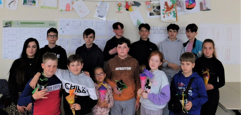 Schüler aus der Ukraine im Klassenraum.
