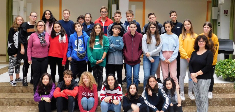Die spanischen Schüler mit ihren Lehrerinnen aufgestellt zum Gruppenfoto im Rathausfoyer.