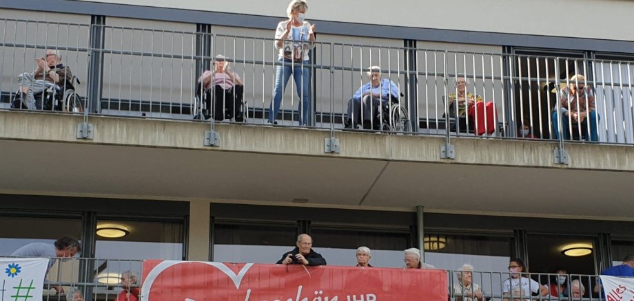 Begeisterte Pfleger und Senioren auf den Balkonen des Kursana Domizils.