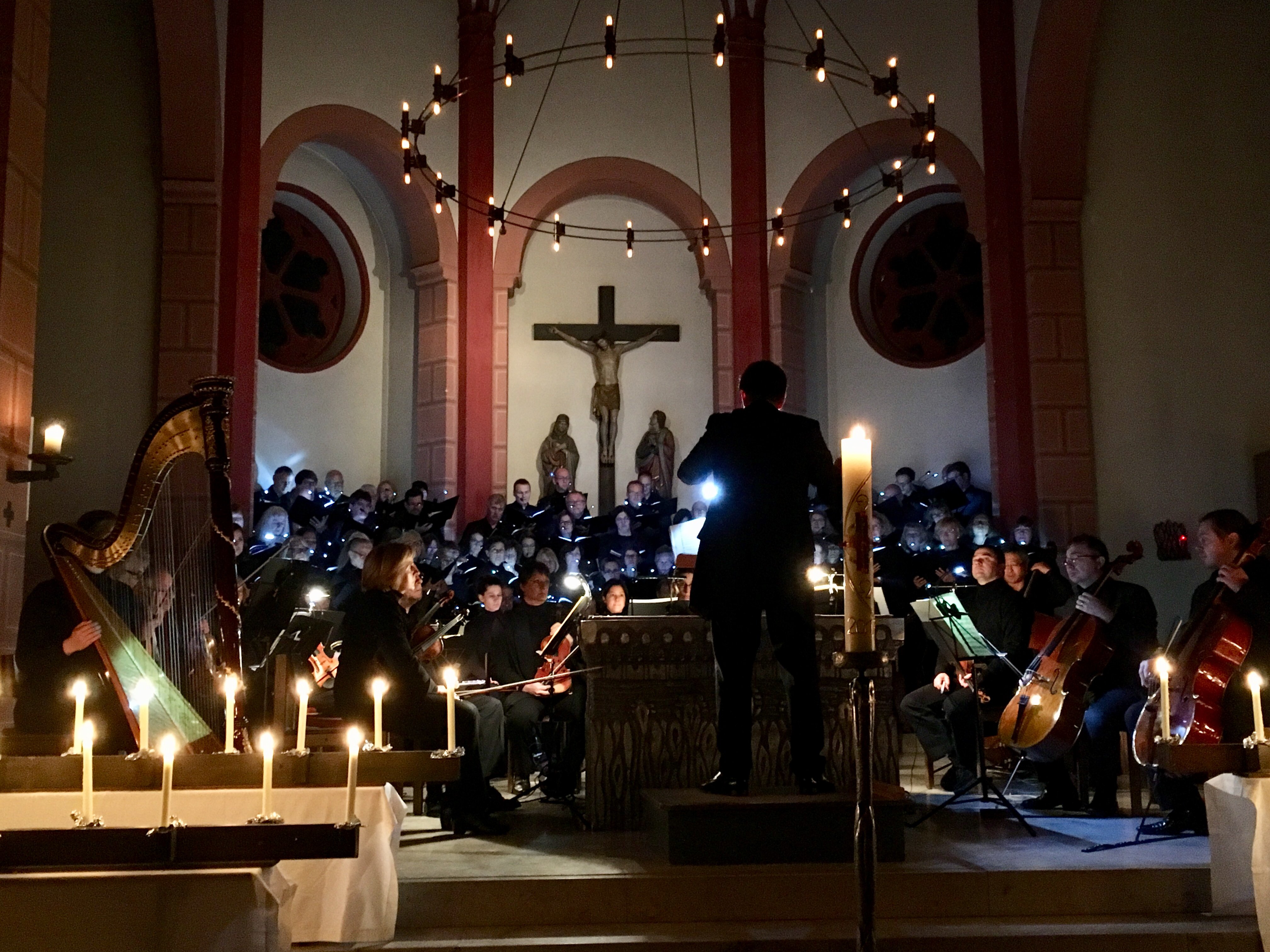 Konzert in der Kirche St. Vitus bei Kerzenlicht mit großem Orchester und Dirigent.