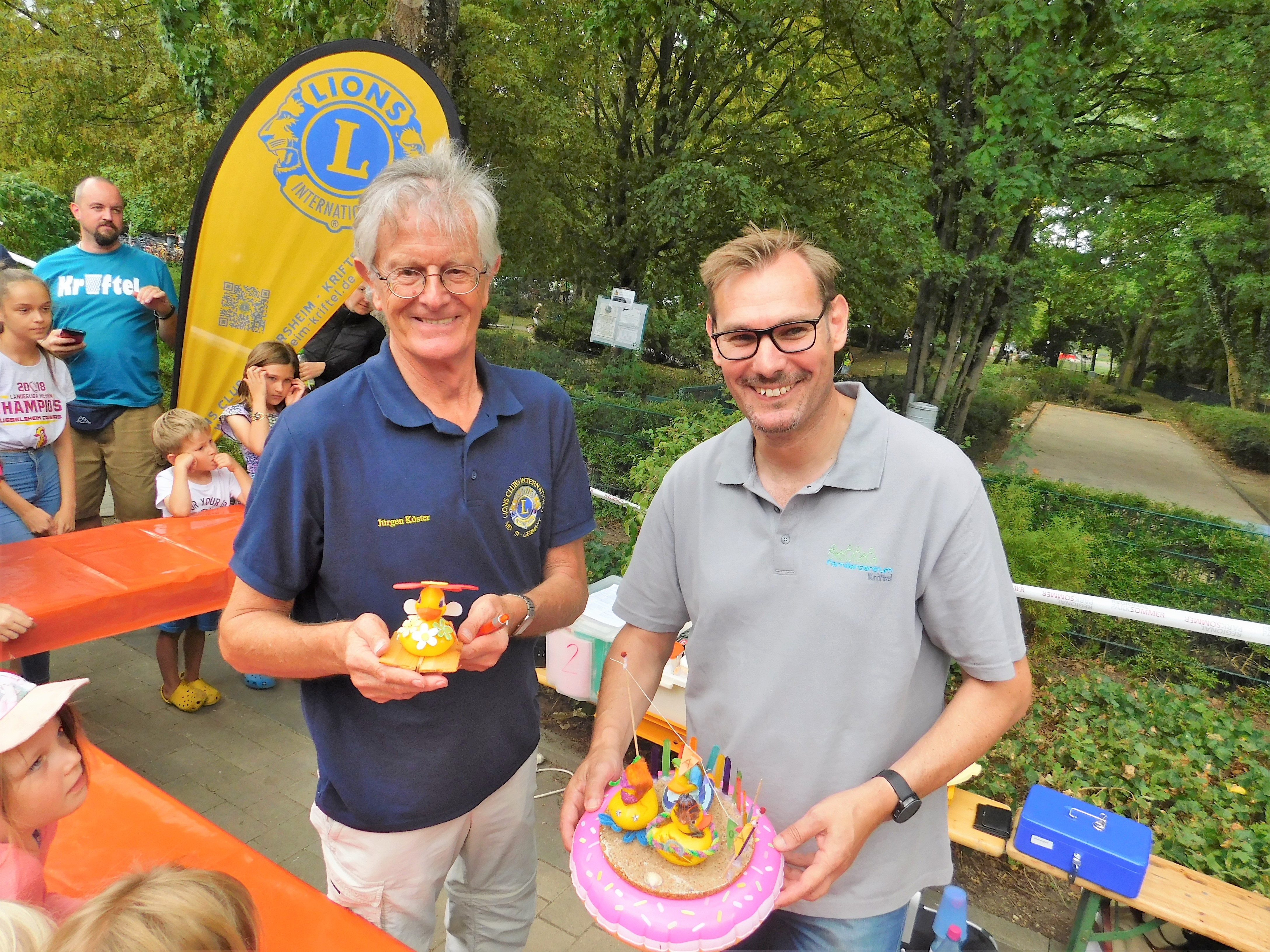 Bürgermeister und Lionspräsident mit Enten.