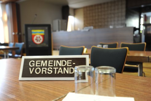 Gemeindevorstand Schild des Gemeindevorstands und des Rednerpults im Sitzungssaal