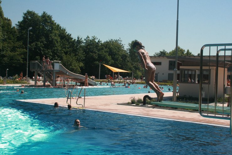 Ein Kind springt vom Ein-Meter-Brett ins Becken des Krifteler Parkbades.