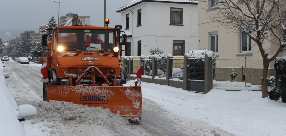 Ein Räumfahrzeug im Schnee.