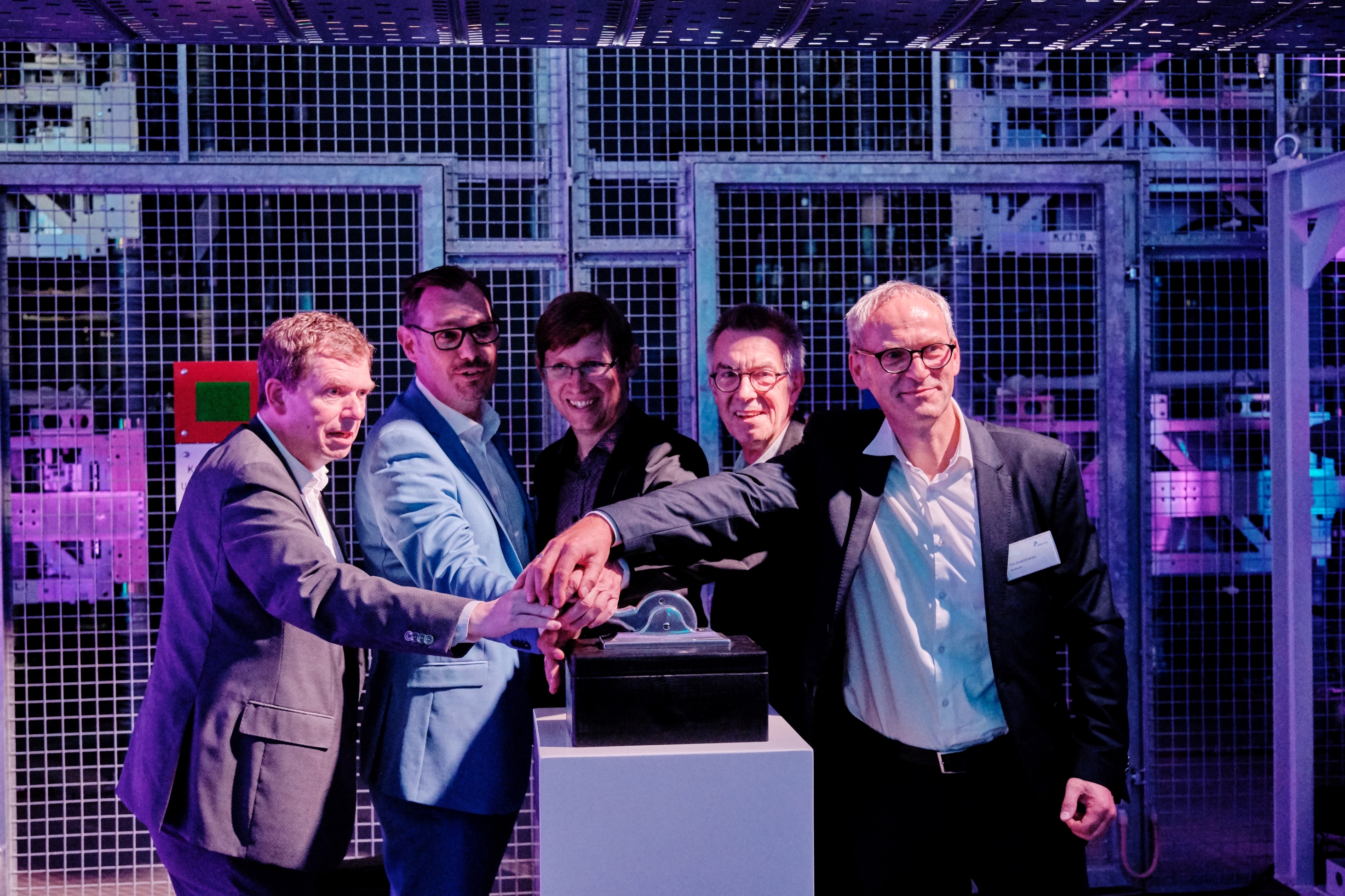 Viel Prominenz legt den Hebel um, jetzt ist die Anlage am Netz.