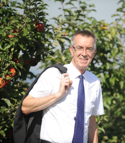 Franz Jirasek Franz Jirasek im Porträt vor einem Obstbaum