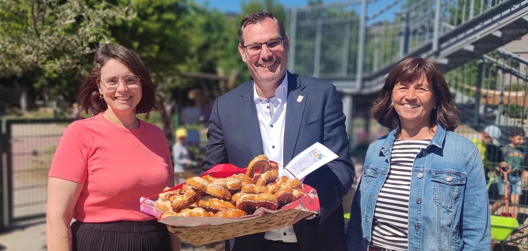 Seitz mit Brezelkorb, Stefani Petermann und KItaleitung.