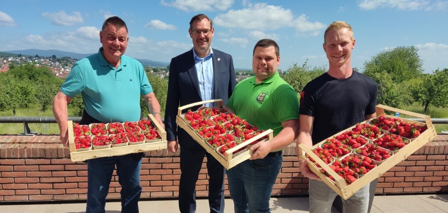 Die Krifteler Erdbeerbauern mit ihren Erdbeeren.