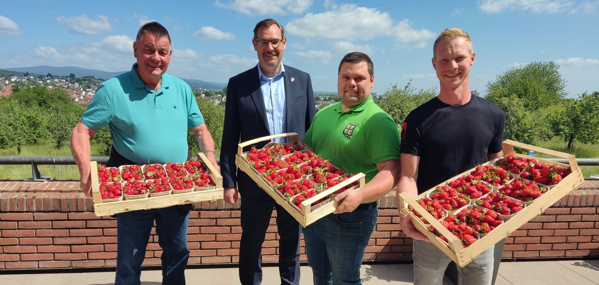 Die Krifteler Erdbeerbauern mit ihren Erdbeeren.