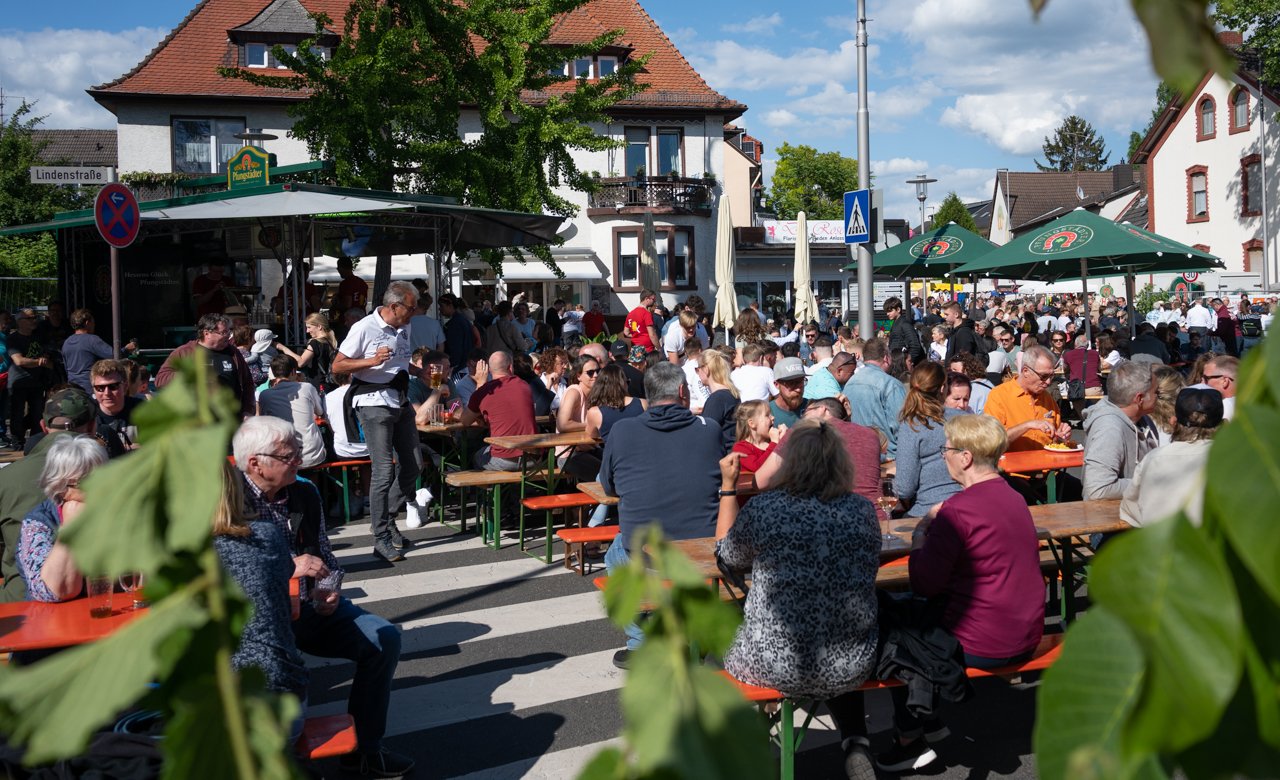 Volle Biertische auf dem Lindenplatz.