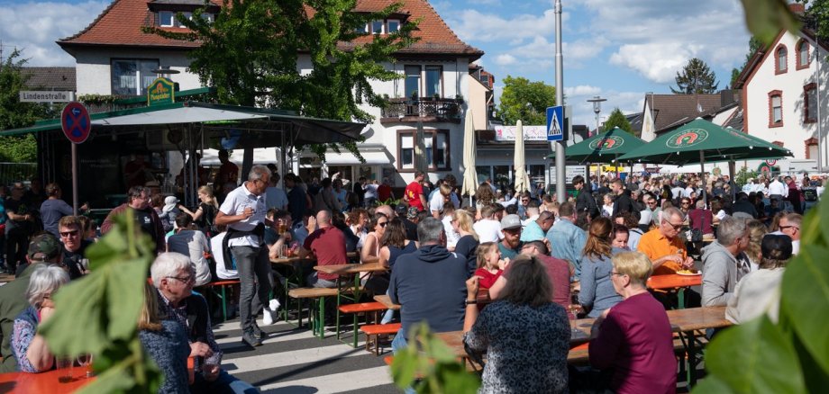 Volle Biertische auf dem Lindenplatz.