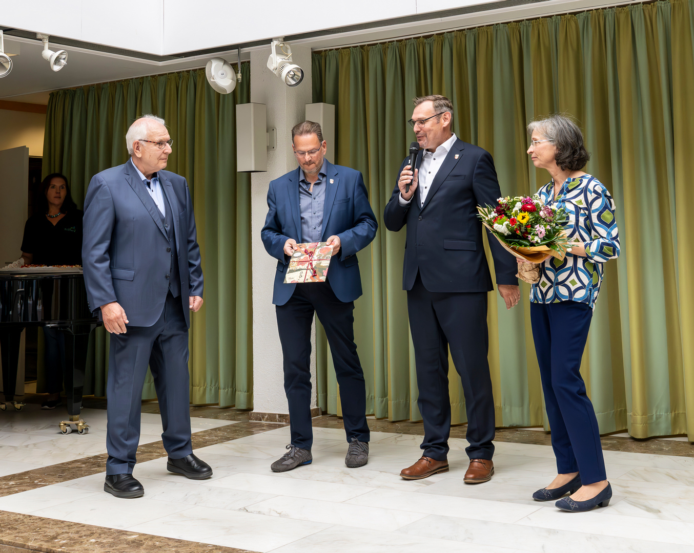 Seitz und Feist übergeben Bodo Knopf ein Geschenk.