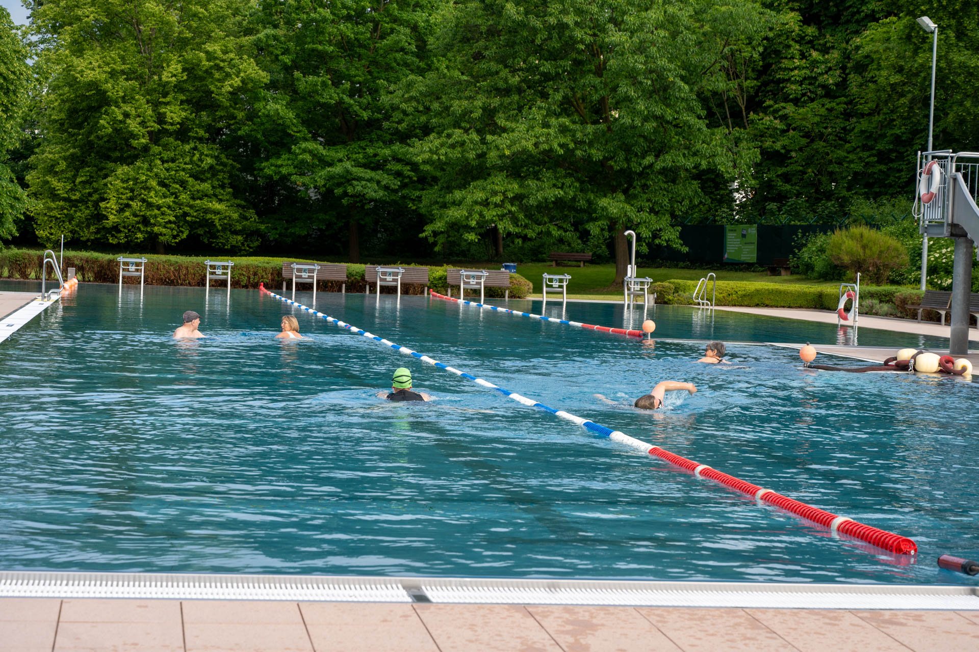 Schwimmende im Becken.