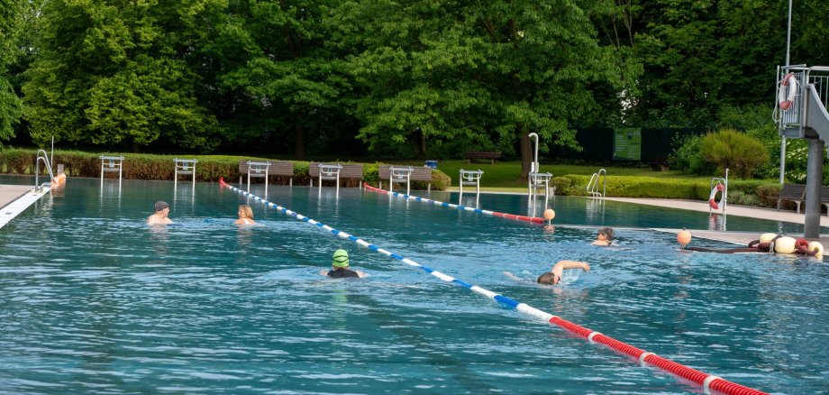 Schwimmende im Becken.