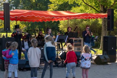 Eine Band und kleine Zuhörer.