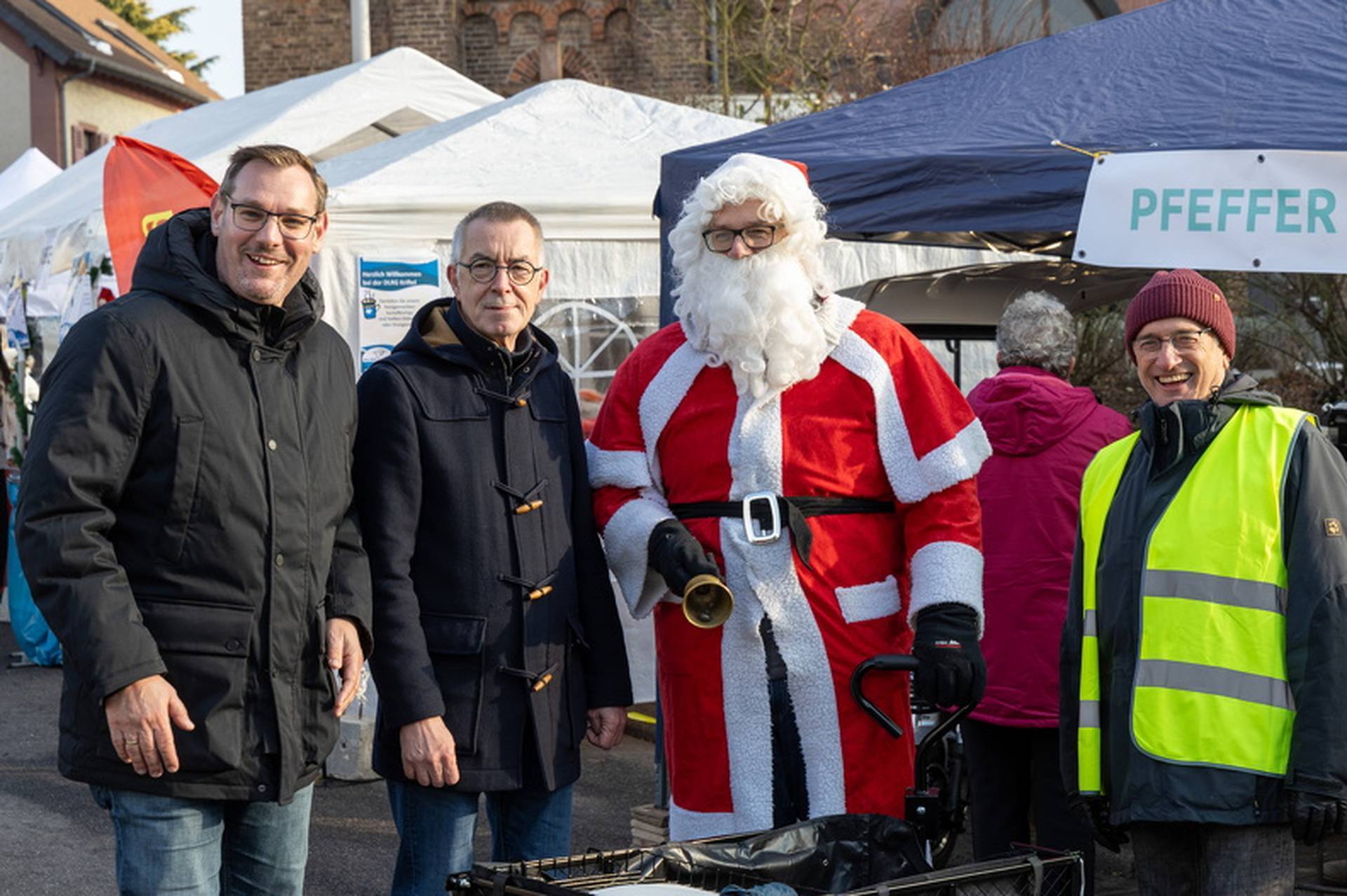 Die Rathausspitze mit Weihnachtsmann.