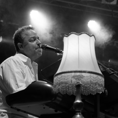 Musiker neben Lampe.