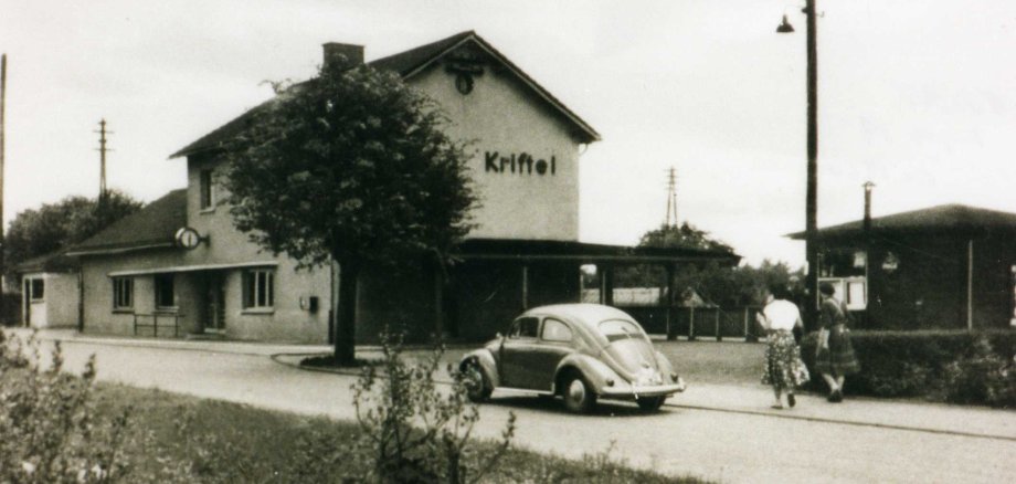 Altes Schwarz-Weiß-Foto vom Bahnhof in Kriftel. 