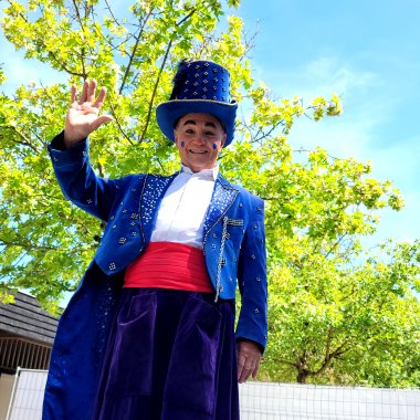 Ein Clown auf Stelzen.