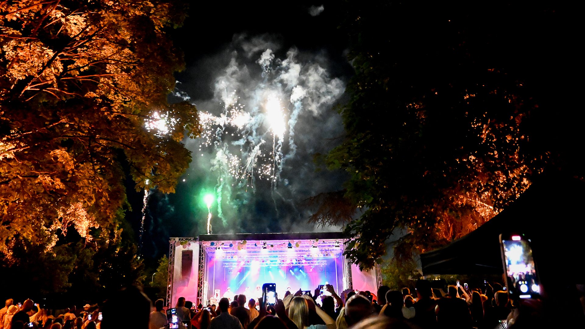 Ein Feuerwerk über der Bühne im Park.