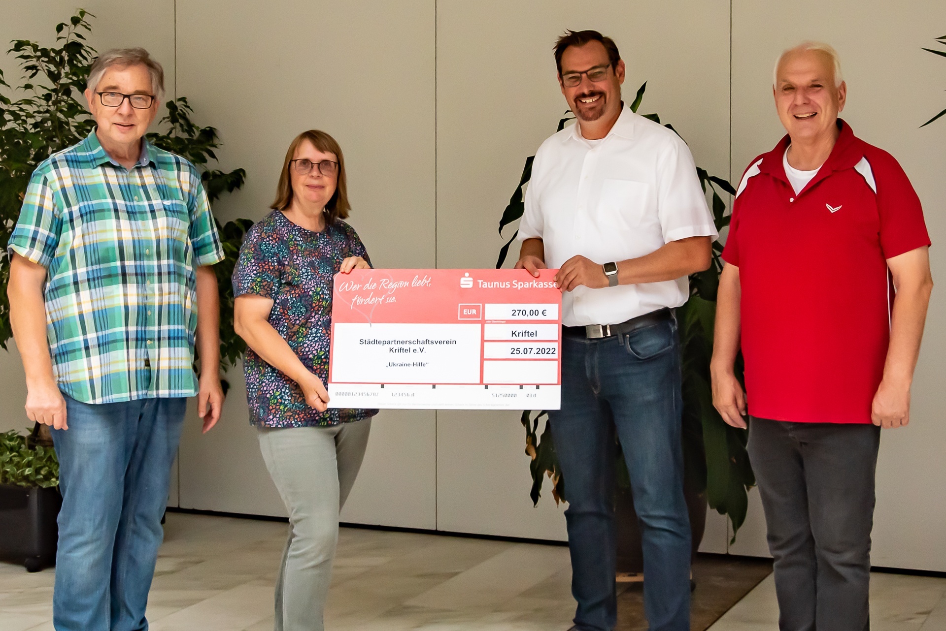 Vertreter/innen des Fotoclubs übergeben einen großen Scheck an Bürgermeister Seitz und Bodo Knopf vom Städtepartnerschaftsverein.