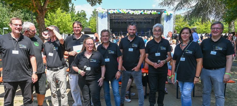 Das zufriedene Orgateam vor der Bühne.