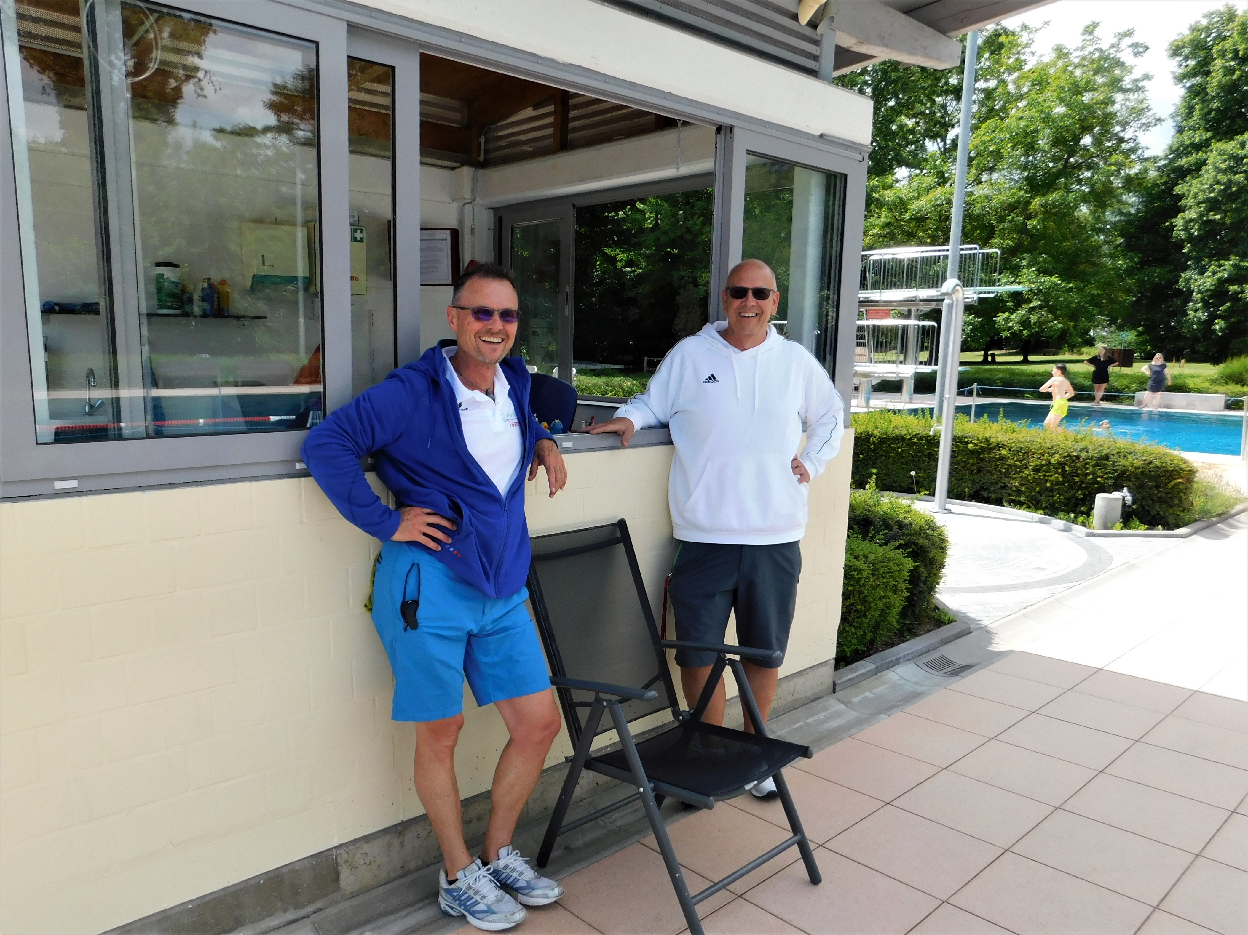 Die Schwimmmeister Wölfinger und Stössel.