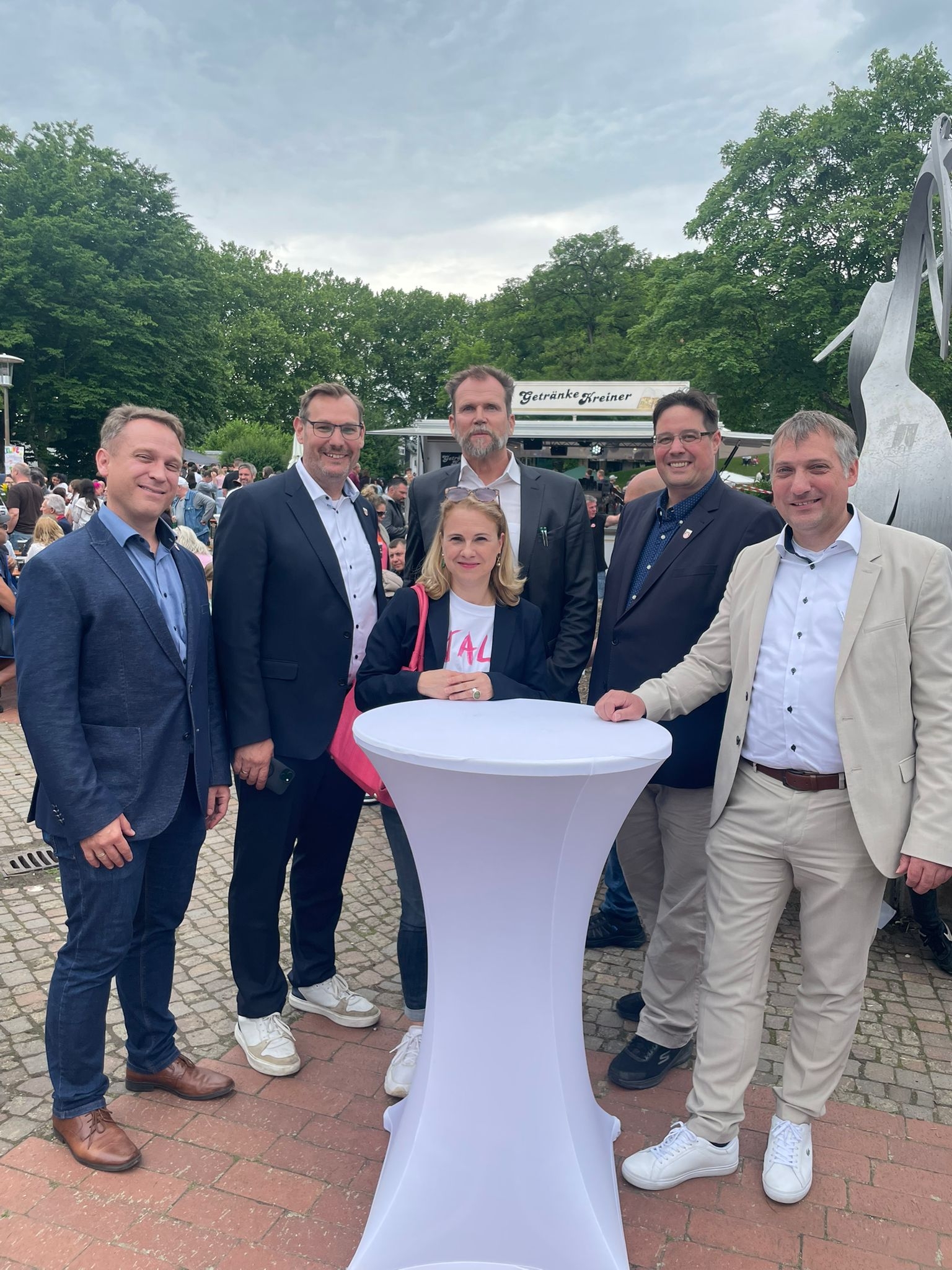 Die Ehrengäste am Stehtisch.