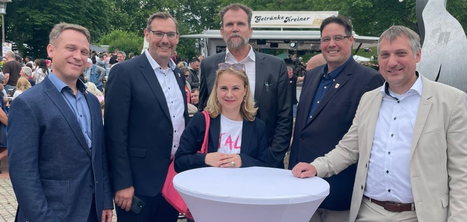 Die Ehrengäste am Stehtisch.