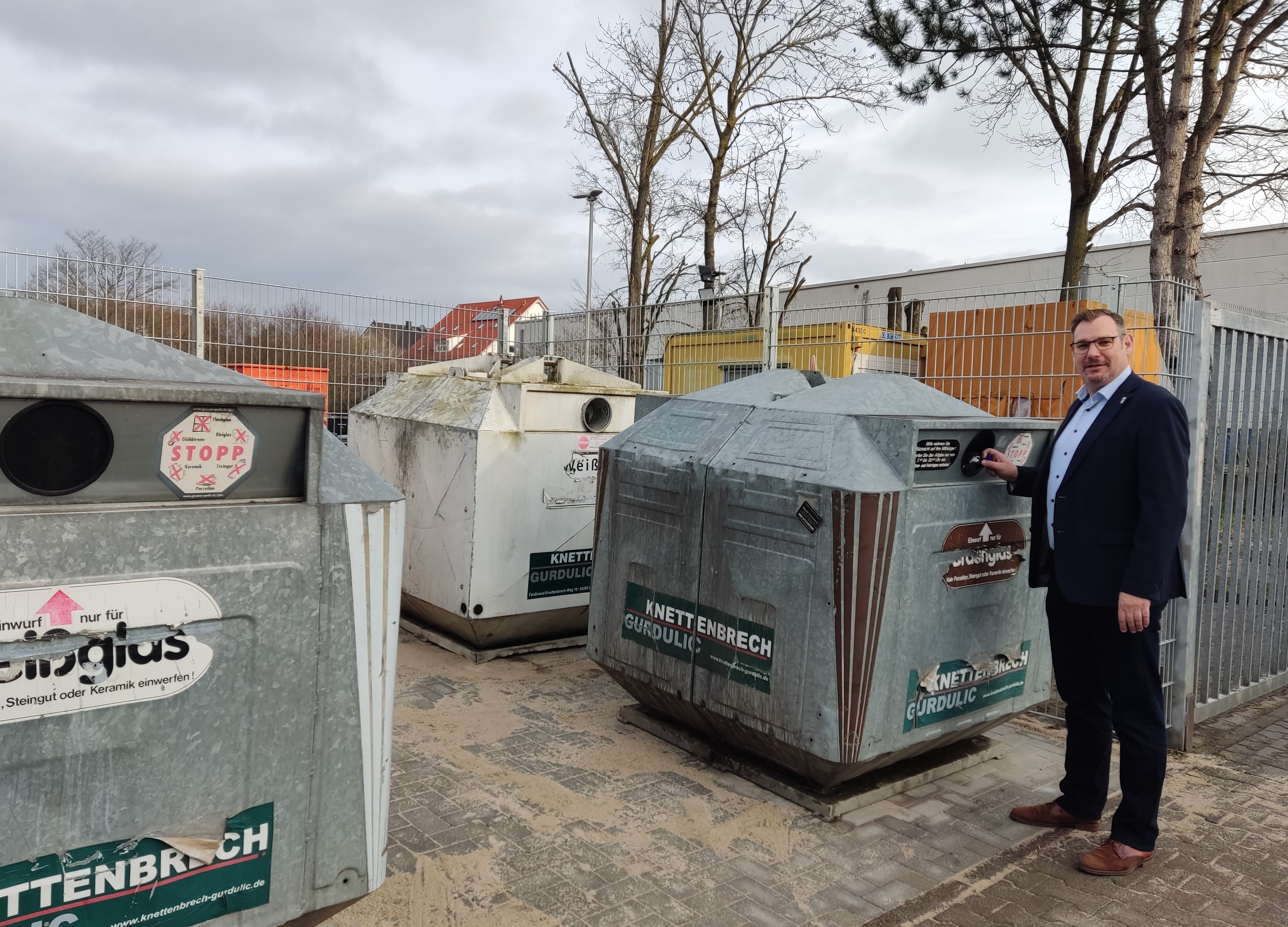 Bürgermeister Seitz wirft eine Flasche ein.