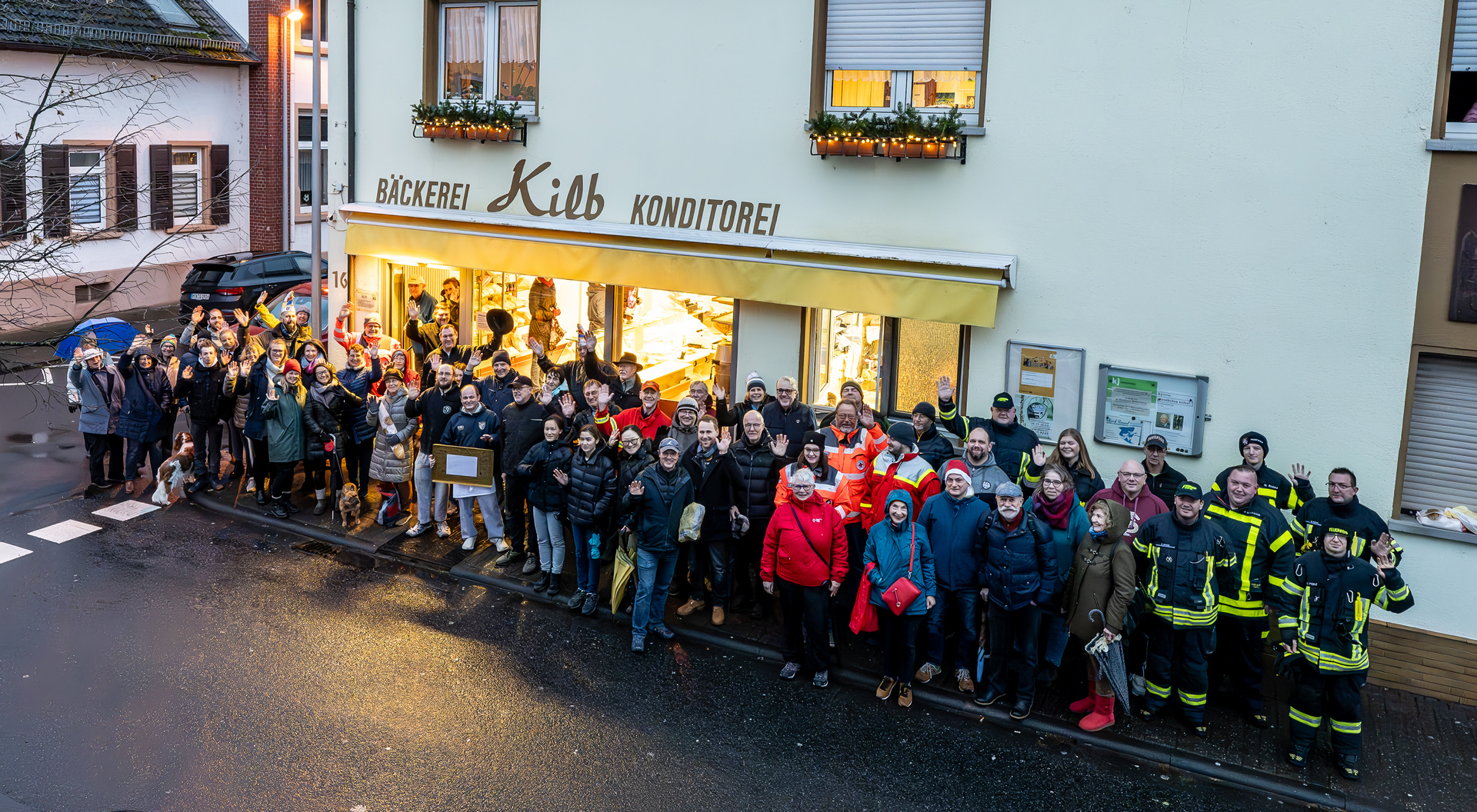 Eine Menschenmasse vor der Bäckerei Kilb.