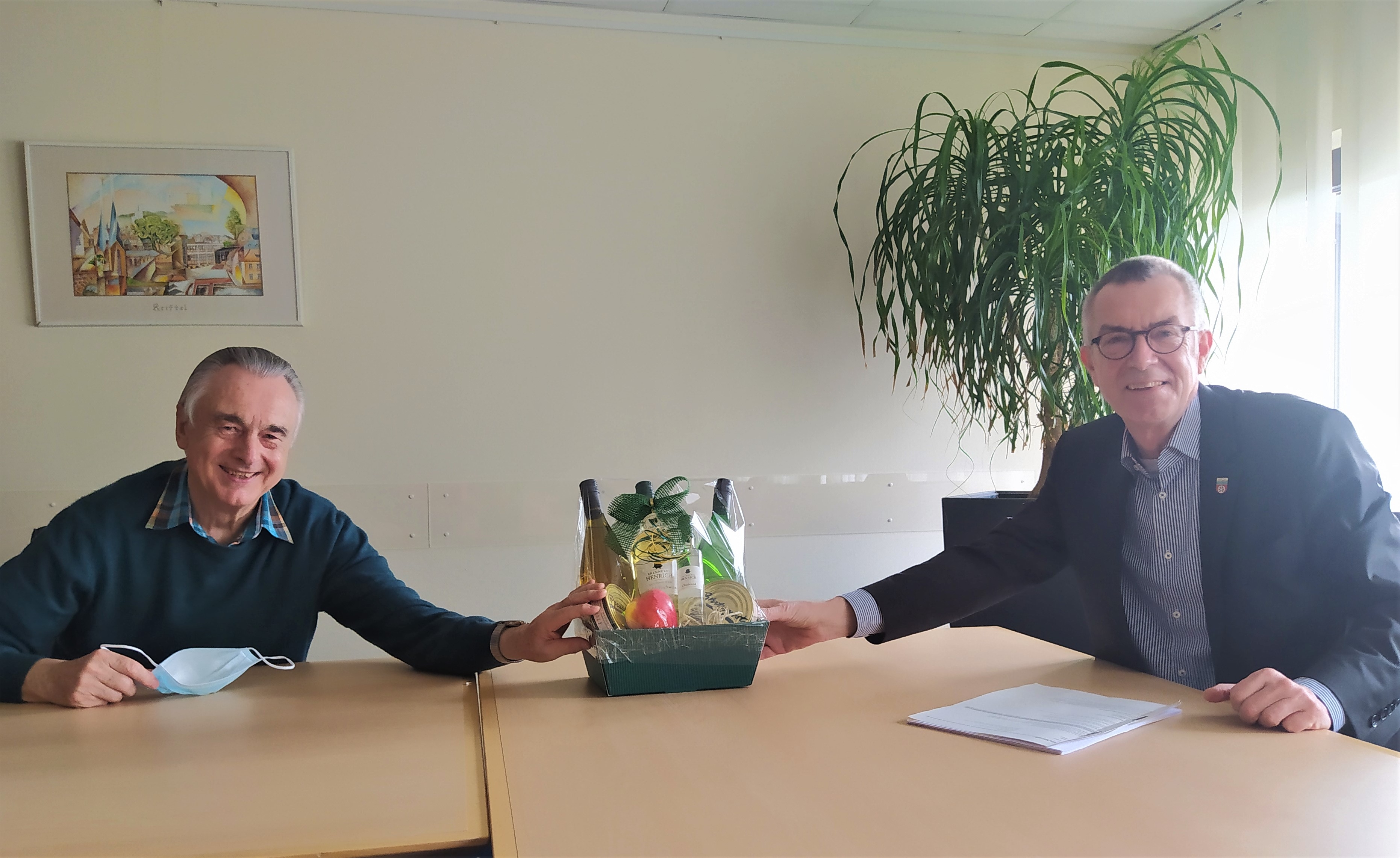 Bergmann bekommt von Jirasek einen Fresskorb.