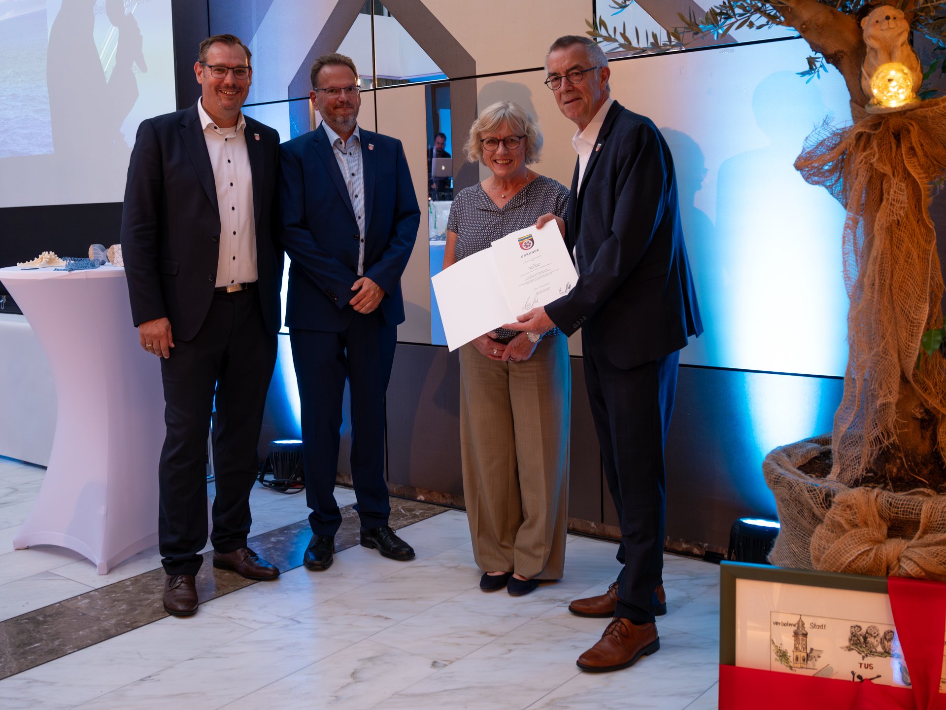 Jirasek mit Frau, Seitz und Feist und der Entlassungsurkunde.