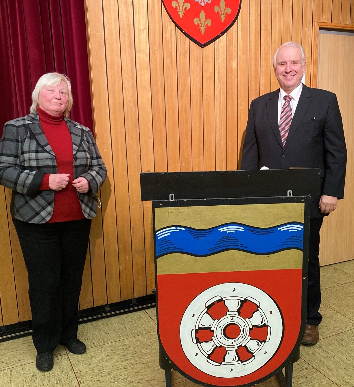 Bodo Knopf mit Gerlinde Sittig nach ihrer letzten Gemeindevertretersitzung am Rednerpult in der Schwarzbachhalle.