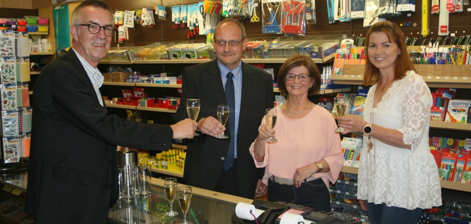 Rita Maurer mit ihrer Tochter, dem Nachfolger und Franz Jirasek im Laden an der Theke.
