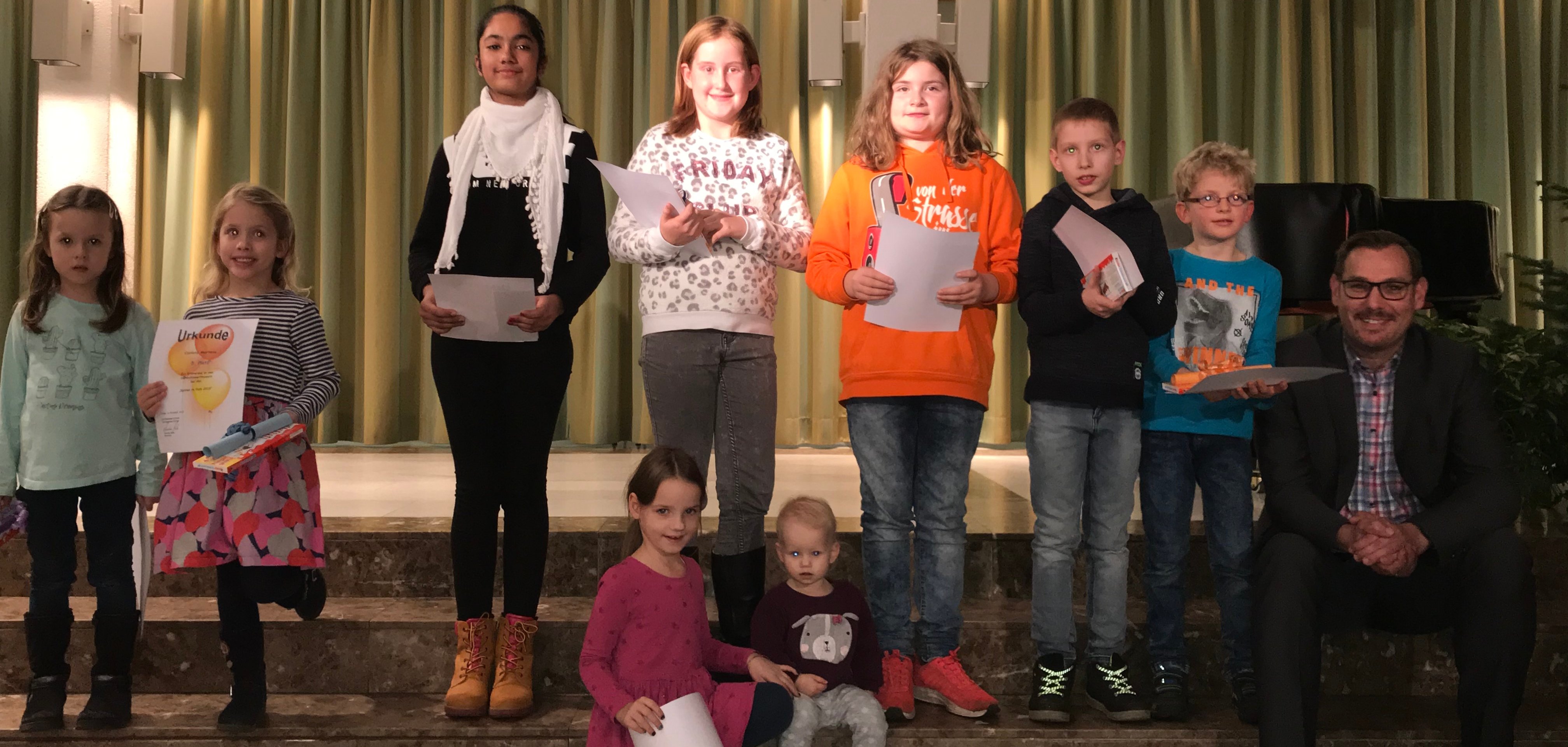 Viele Kinder mit Urkunden: die Sieger des Luftballonweitflugwettbewerbs.