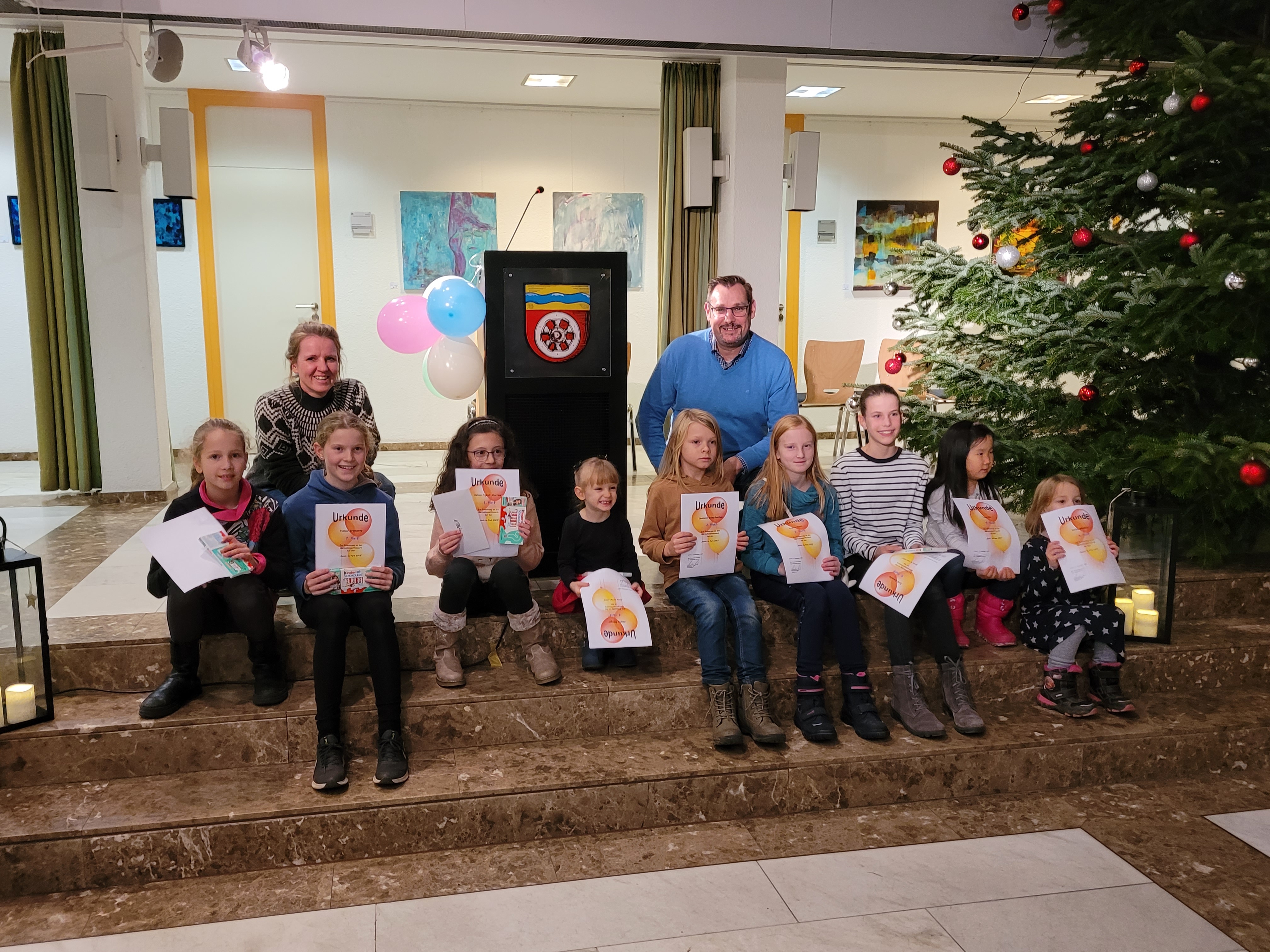 Die Teilnehmer/innen am Luftballonwettbewerb mit ihren Preisen.