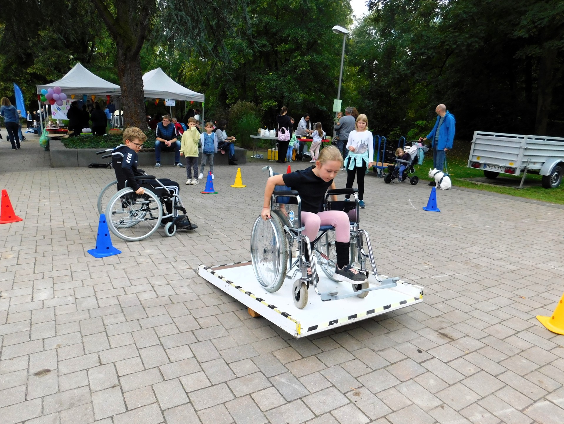 Ein Mädchen im Rollstuhl überwindet eine Barriere.