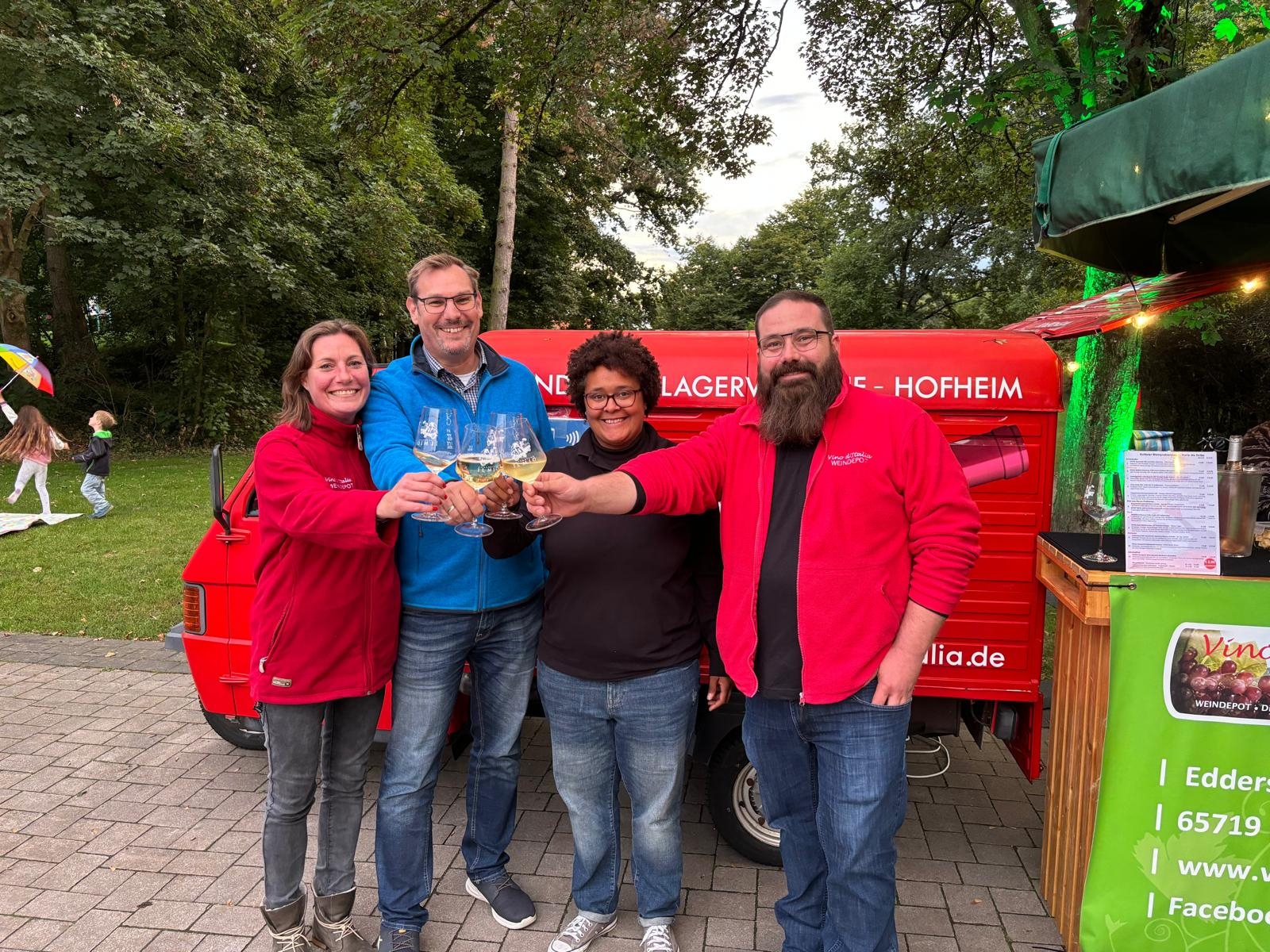 Seitz mit dem Team des Weinstandes.