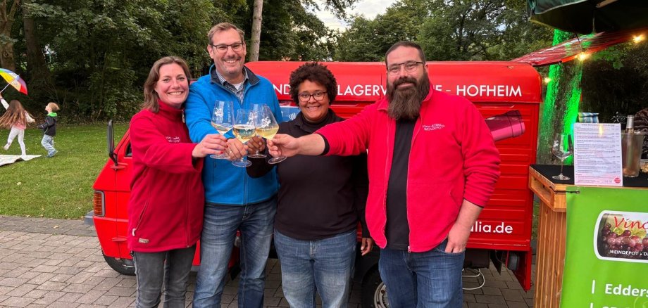 Seitz mit dem Team des Weinstandes.